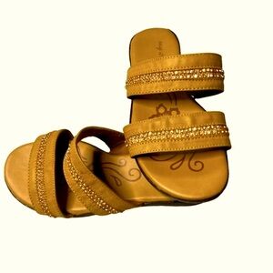 Easy Street Tan beaded slide sandals in 8 1/2‎ W